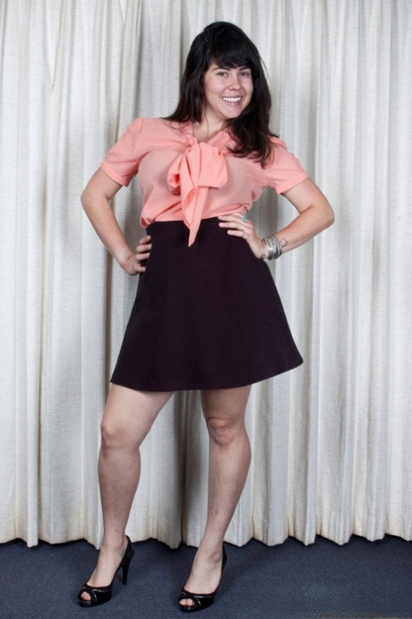 Busty amateur wife Cleo spreading her super hairy vulva on the carpet