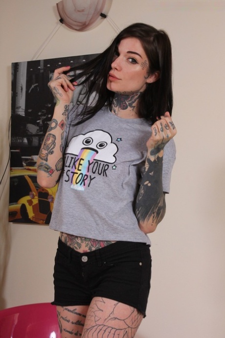 Tattooed cutie Refen takes her shoes off to wiggle her sexy feet at the camera