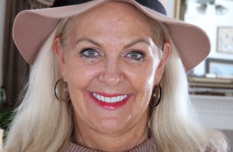 Clothed American granny peels off her tights and cast them aside