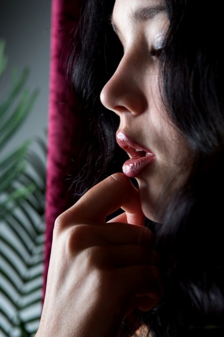 Nude brunette teen Malena Fendi shows off her bare feet with toes splayed