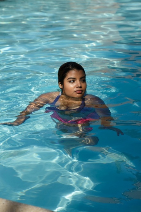 Amateur girlfriend Jasmin Veracruz soaks her hairy teen pussy in red wine