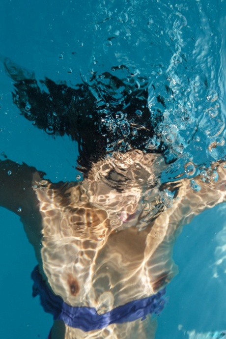 Amateur girlfriend Jasmin Veracruz soaks her hairy teen pussy in red wine