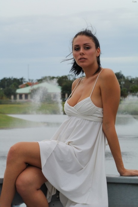 Glamour babe Kate does upskirting and flashes her cute camel toe in public