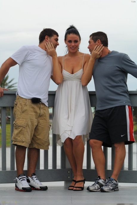 Glamour babe Kate does upskirting and flashes her cute camel toe in public