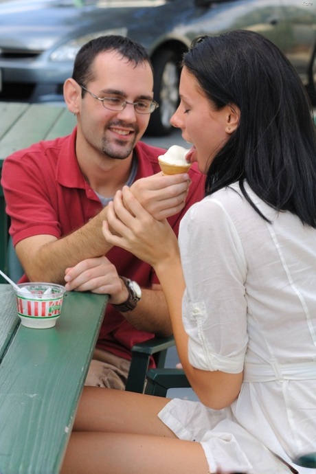 Glamour babe Kate does upskirting and flashes her cute camel toe in public