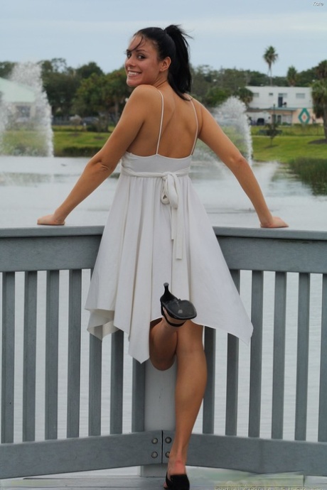 Glamour babe Kate does upskirting and flashes her cute camel toe in public