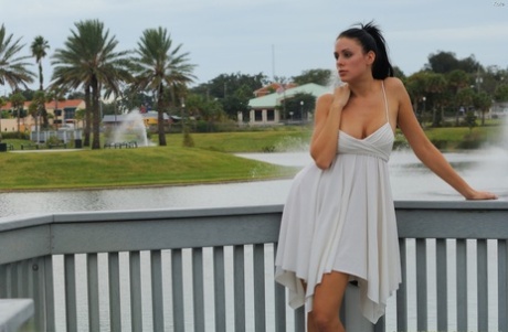 Glamour babe Kate does upskirting and flashes her cute camel toe in public