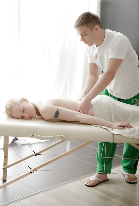 Fantastic girl with an amazing ass Tori enjoys a relaxing massage