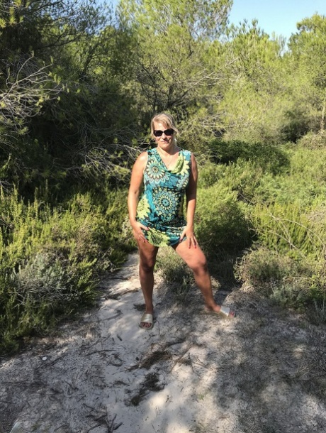 Fat first timer with dirty blonde hair Sweet Susi takes off dress and bikini