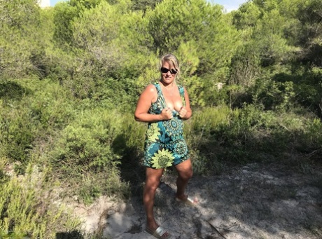 Fat first timer with dirty blonde hair Sweet Susi takes off dress and bikini