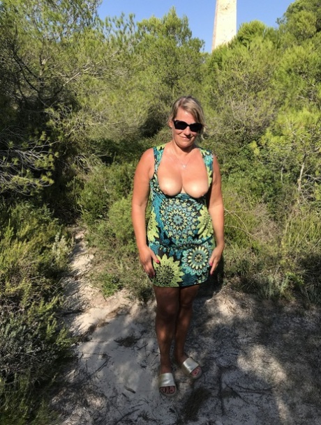 Fat first timer with dirty blonde hair Sweet Susi takes off dress and bikini