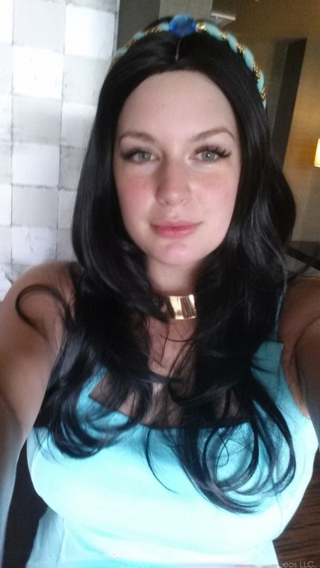 Amateur model Danielle Ftv takes non nude selfies in a variety of outfits