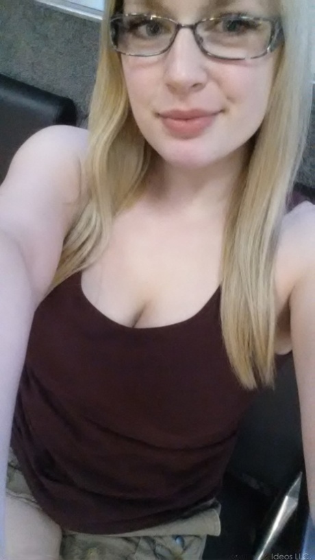 Amateur model Danielle Ftv takes non nude selfies in a variety of outfits