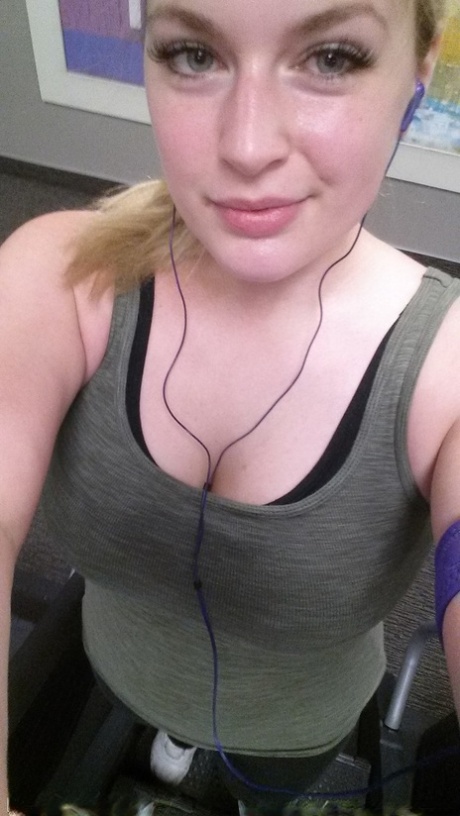 Amateur model Danielle Ftv takes non nude selfies in a variety of outfits