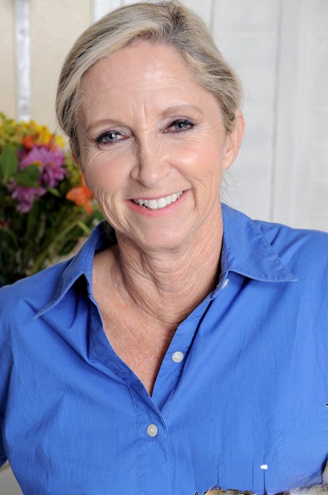 Mature housewife Annabelle Brady washing her hungry pussy in the kitchen sink