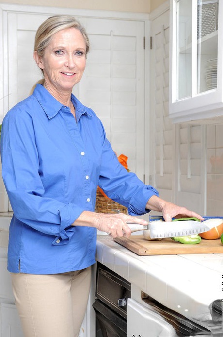 Mature housewife Annabelle Brady washing her hungry pussy in the kitchen sink