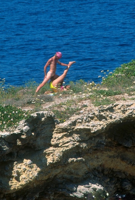 Lusty Baywatch babe got her all holes penetrated and facialed at the beach