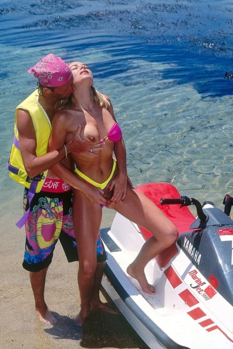 Lusty Baywatch babe got her all holes penetrated and facialed at the beach