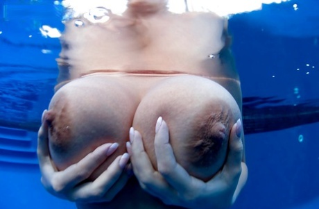 Euro babe Valory Irene plays with erect nipples and big boobs underwater