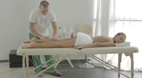 Young hottie with nice ass receive oil massage before hardcore sex