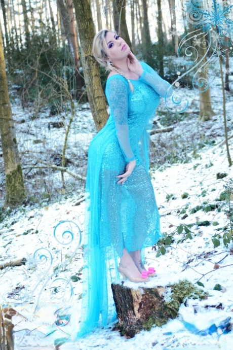 Yuffie Yulan cosplays Elsa from Frozen while displaying her big tits outdoors