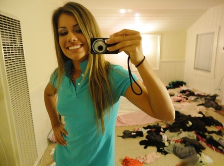 Amateur Bella Beyle strips to make some homemade shots in lingerie