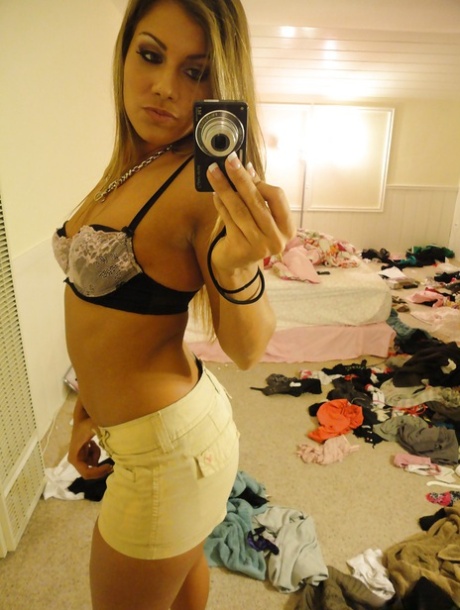 Amateur Bella Beyle strips to make some homemade shots in lingerie