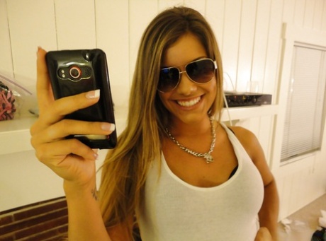 Amateur Bella Beyle strips to make some homemade shots in lingerie