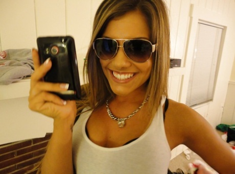 Amateur Bella Beyle strips to make some homemade shots in lingerie