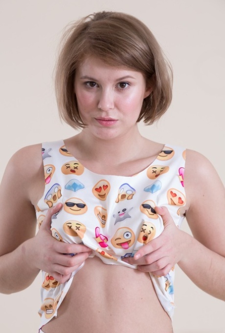 Nervous first timer Elza Mia sheds emoji dress and knee socks to model naked