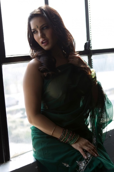 Stunning erotic Sunny Leone in sheds sheer sari revealing her flawless body