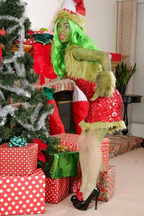 Solo model dresses as the Grinch Who Stole Christmas while spreading her ass