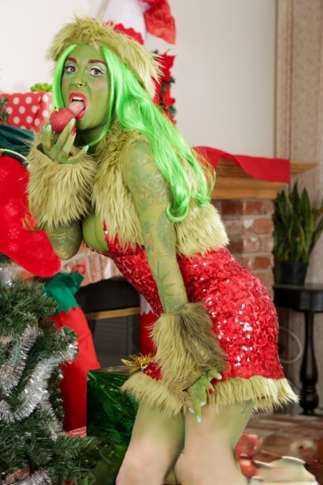 Solo model dresses as the Grinch Who Stole Christmas while spreading her ass