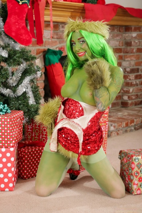Solo model dresses as the Grinch Who Stole Christmas while spreading her ass