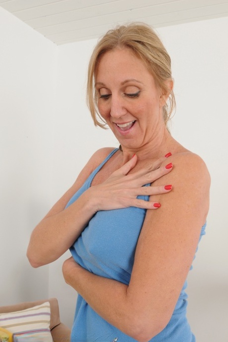 Mature housewife Jenna Covelli plays with her erect nipples and pink twat