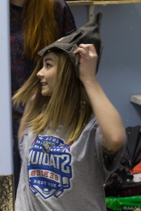 Cute teen Jeff Milton exposes her petite figure and poses naked