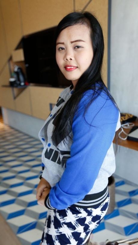 Asian amateur Ice B exposes her big booty and takes a dick in POV action