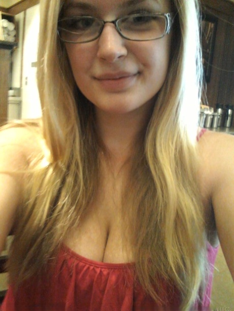 Blonde amateur Danielle takes non nude selfies of her daily life