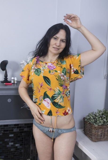 Middle-aged lady Isadora toys her bush during her first set of nude poses