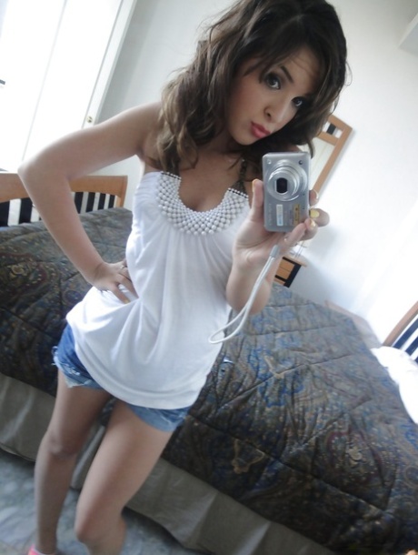 Teen coed babe Jaslene Jade spreading her legs and shows her pussy