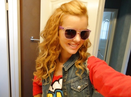 Hot babe Jessie Rogers slipping off her clothes and picturing herself