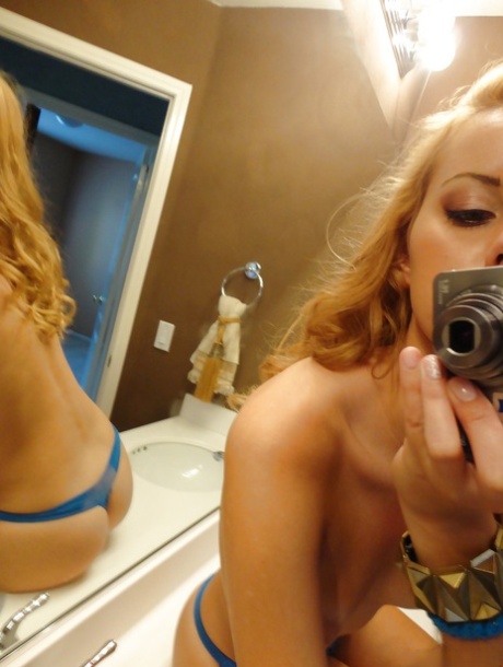 Hot babe Jessie Rogers slipping off her clothes and picturing herself