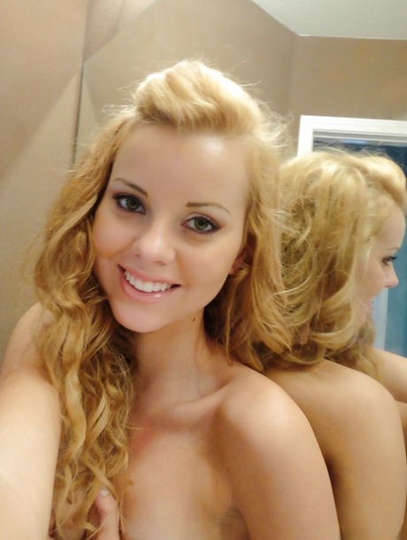 Hot babe Jessie Rogers slipping off her clothes and picturing herself