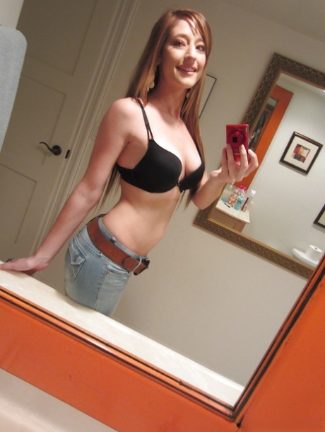 Teenage sweetie Casana Lei stripping and picturing herself