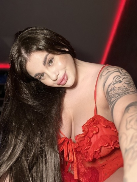 Inked OnlyFans babe Patricia Bloom exposing her phenomenal cleavage