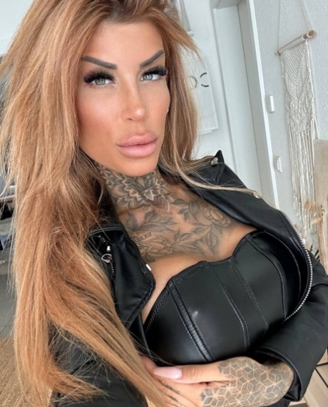 Tattooed amateur teases with her stunning curves in hot outfits