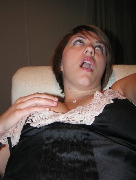 Horny amateur babe Dee flaunts her hot natural tits and poses on a couch