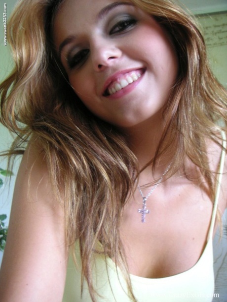 Adorable amateur girlfriend Suzy Dark flaunts her big nips in a solo