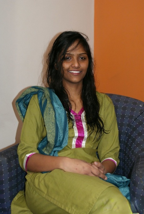 Indian divya slips off her shalwar suit to pose naked for the first time