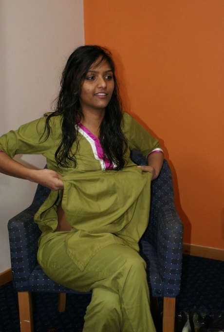 Indian divya slips off her shalwar suit to pose naked for the first time